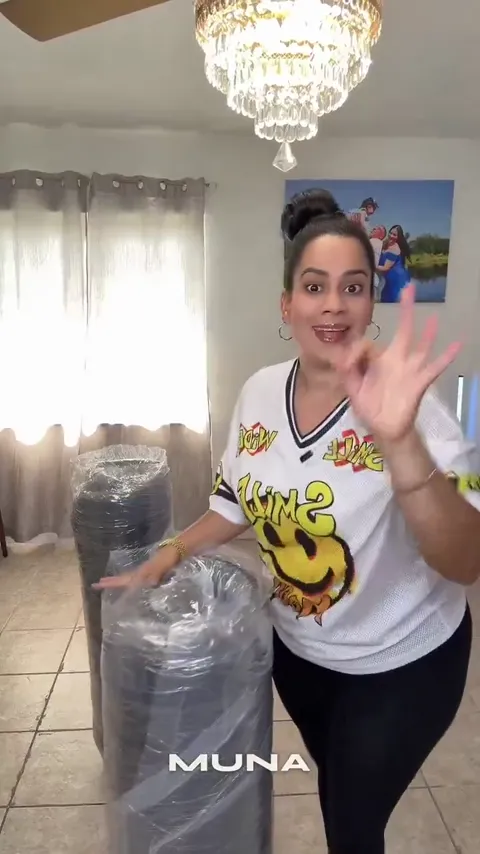Persona abriendo la caja de un sofá comprimido al vacío en su sala